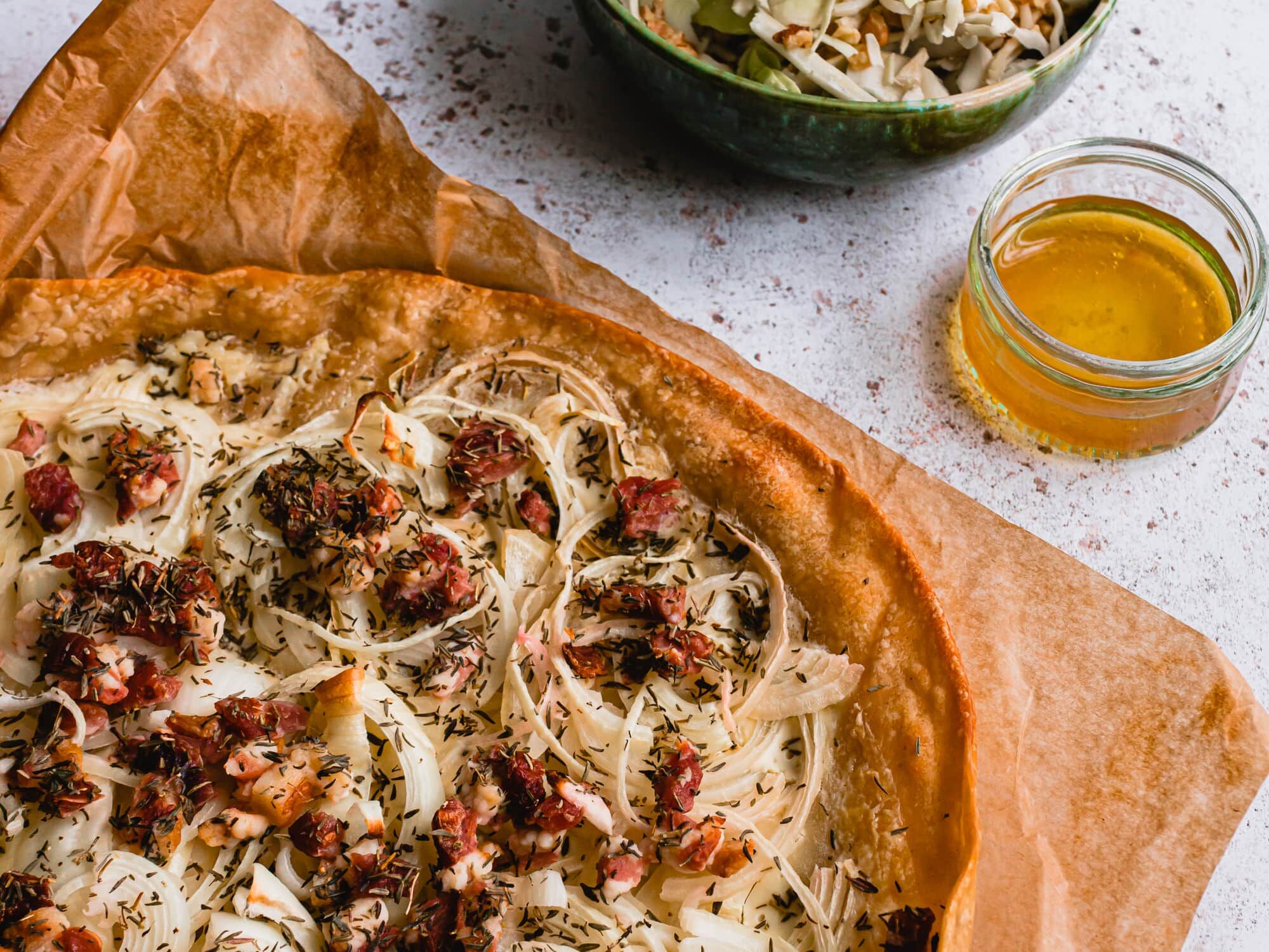 Tarte flambée aux lardons fumés et chou blanc